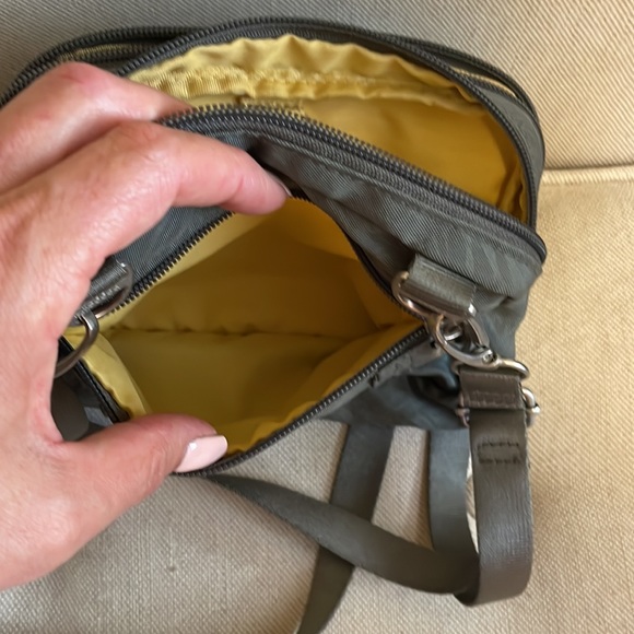 Baggallini Crossbody Or Belt Bag - Picture 6 of 7